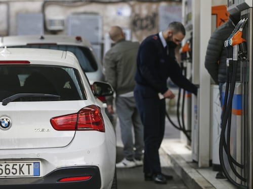 Estate, tra benzina e biglietti aerei per partire tocca indebitarsi: prezzi raddoppiati