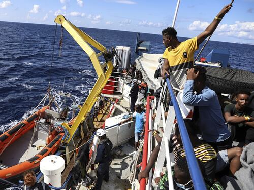 Migranti, gli sbarchi continuano senza sosta. Ma è piombato il silenzio sui clandestini