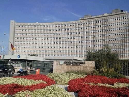 Caos sanità, al Sant'Andrea fanno taglia e cuci