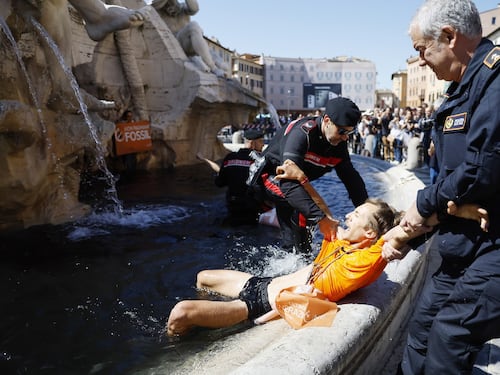 Roma, blitz degli eco-teppisti a Piazza Navona: ennesimo sfregio alla cultura