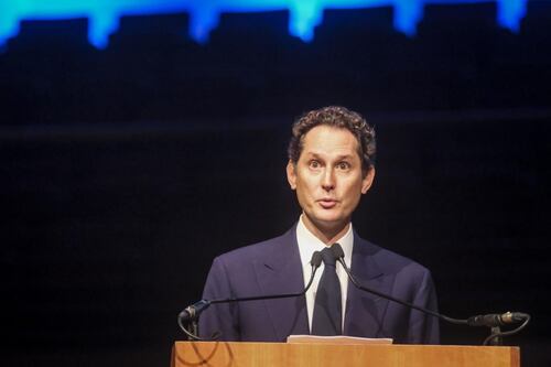 Stellantis, il messaggio lunare di Elkann ai dipendenti: "Grato a Tavares, ottenuti grandi risultati"