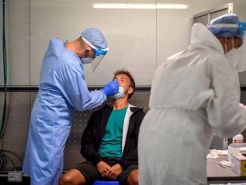 Coronavirus, ancora in aumento i contagi: 845. Ma si fanno anche più tamponi