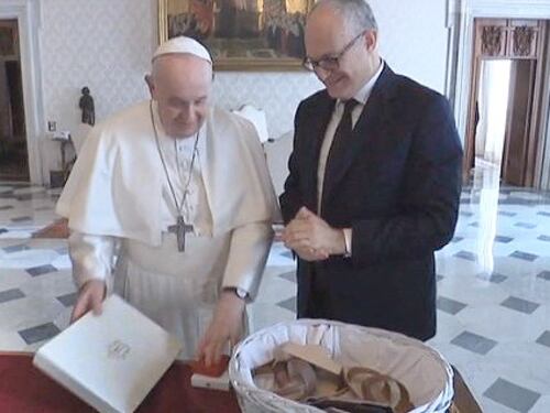 A Papa Francesco i sandali della libertà