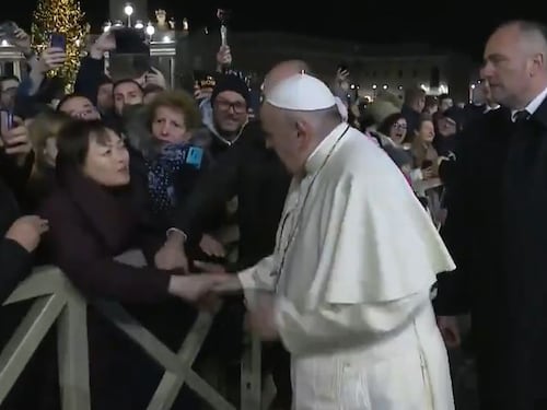 Il Papa si libera con uno schiaffo da una fedele. Il giorno dopo si scusa per il "cattivo esempio"