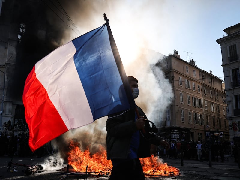 Black bloc e gilet gialli mettono a ferro e fuoco la Francia. Assalto a un posto di polizia a Marsiglia