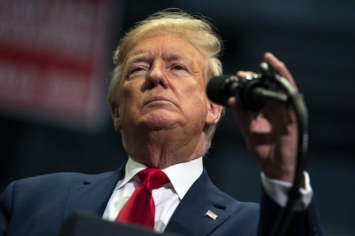 Taglia da 100mila dollari sull'afroamericano che ha sparato ai due agenti. Trump: "Pena di morte"