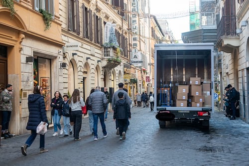 Centro, giungla dei furgoni merci, rifiuti e "selci". Commercianti infuriati