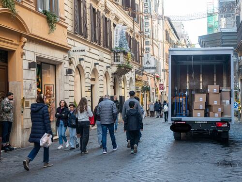 Centro, giungla dei furgoni merci, rifiuti e "selci". Commercianti infuriati