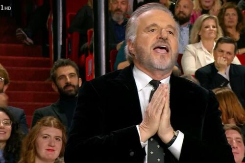 Il cantante mascherato, De Sica umilia lo Scoiattolo e imbarazza Carlucci