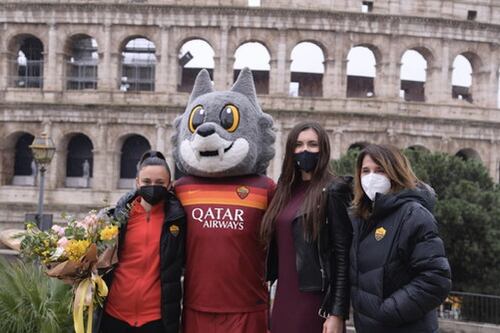 Amra Dzeko e la As Roma femminile al Colosseo contro la violenza sulle donne
