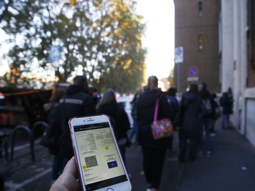 Il traffico di green pass falsi fa tremare centinaia di vip e milionari svizzeri