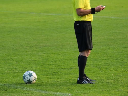 Troppe aggressioni e minacce, gli arbitri scappano dal calcio