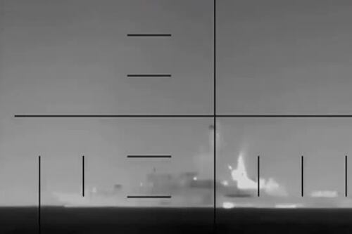 Il siluramento in diretta della nave iraniana: GUARDA