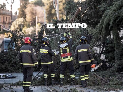 Cade dal tetto e schiaccia il figlio. Il maltempo fa 4 morti nel Lazio