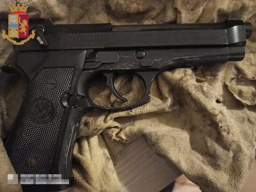Evaso dai domiciliari, ritrovato in una casa al mare con una pistola sotto il letto