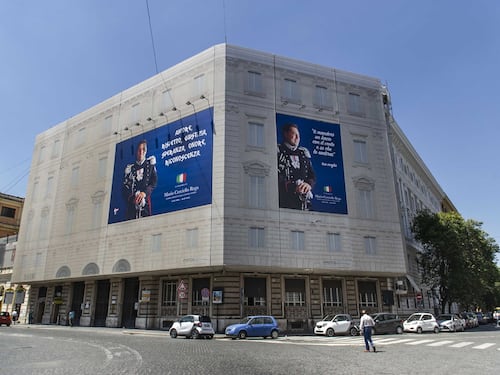 Mario Cerciello Rega svetta in piazza Cavour. Le gigantografie a un anno dalla morte