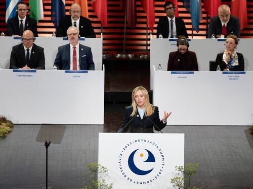 Consiglio d'Europa, Meloni: uniti in difesa dei valori sotto attacco. Disgelo con Macron