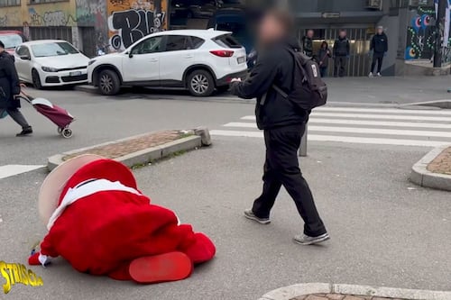 Striscia la notizia, aggredito il Gabibbo: chi lo ha preso a botte a Milano