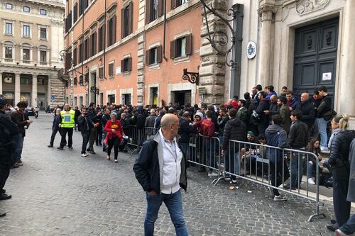 Per ore in fila ai Roma Store. Tutti pazzi per Roma-Liverpool