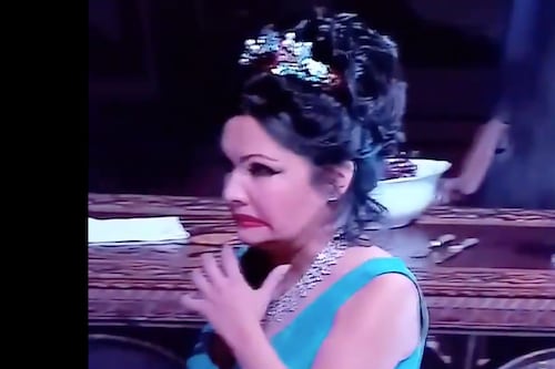 Tosca, la soprano sbaglia battuta e reagisce così. Ma i social la perdonano