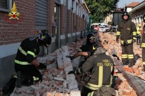 Tetto crolla in strada, muore la mamma e due figli piccoli. Salvo il fratellino