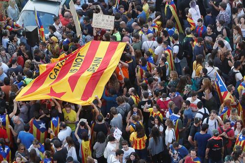 La Catalogna verso la dichiarazione d'indipendenza. E Madrid invia l'esercito a Barcellona