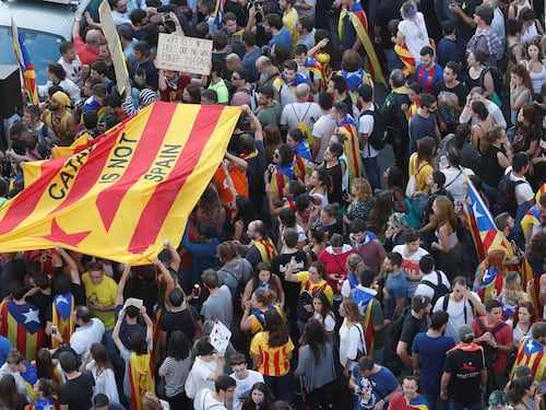 La Catalogna verso la dichiarazione d'indipendenza. E Madrid invia l'esercito a Barcellona