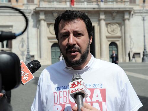 Salvini: "Contro i violenti, io sto con il poliziotto"