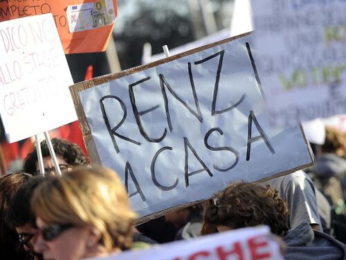 Referendum, fumogeni e cori: i movimenti per il No sfilano a Roma