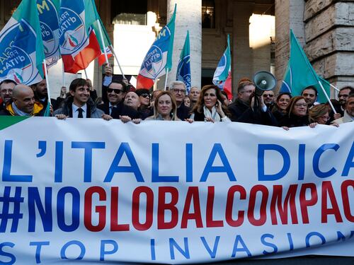 L'Italia non firmerà il patto Onu sui migranti. Salvini: decida il Parlamento. Flash mob di FdI