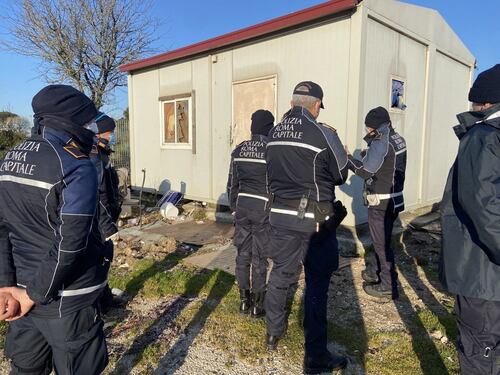 Castel Romano, via allo sgombero del campo rom. Ma la Lega attacca la Raggi: "Gestione fallimentare, ora pagheranno le famiglie"