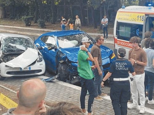Incidente in Lamborghini, quel sorpasso al bus poi lo schianto: immagini al vaglio