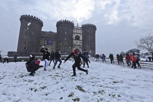 Napoli da cartolina sotto la neve ma i trasporti vanno in tilt