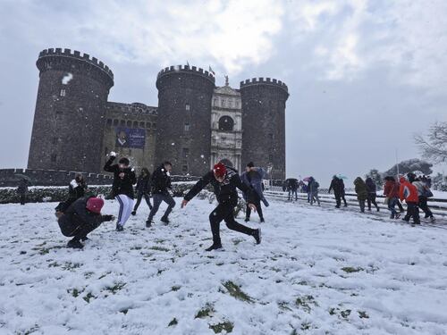 Napoli da cartolina sotto la neve ma i trasporti vanno in tilt