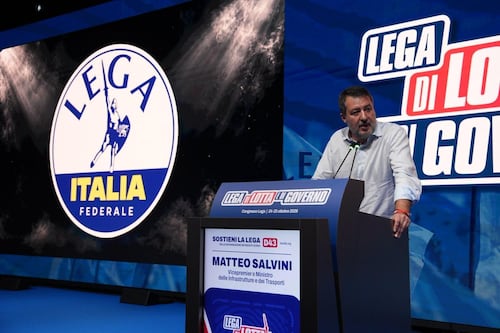 Salvini “stana” gli avversari interni e lancia la Lega per l’Italia federale
