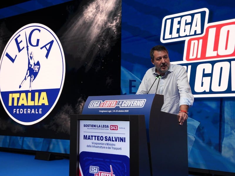Salvini “stana” gli avversari interni e lancia la Lega per l’Italia federale