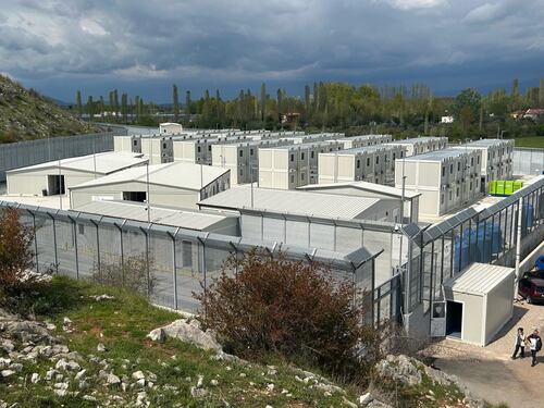 Albania, ma quali migranti nel "mini-carcere". Come stanno davvero le cose