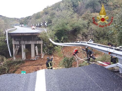 Crollo del viadotto sull'A6. La Finanza negli uffici di Autostrada dei Fiori