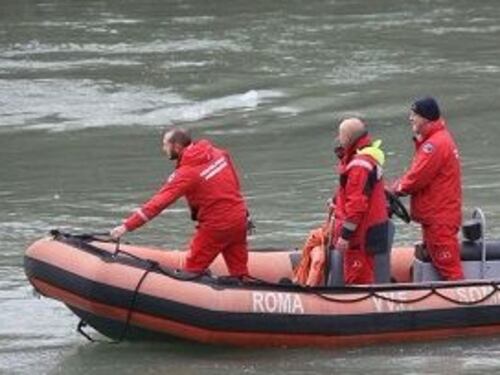 Persona si getta nel Tevere, ricerche dei Vigili del fuoco