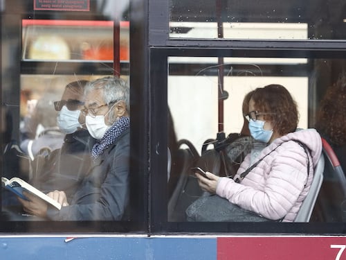 Covid, tornano le mascherine. Il Ministero avvisa le Regioni: "Sono la prima opzione"