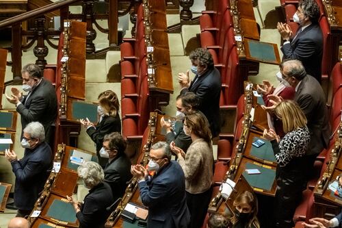 Lavoratori vaccinati, deputati solo "tamponati". A Montecitorio esplode il caso in vista del voto per il Quirinale