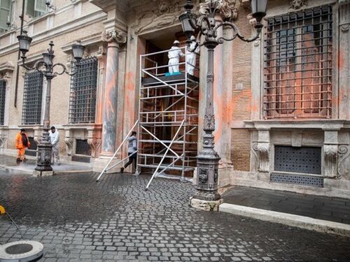 Sfregio al Senato, il Pd perdona i teppisti: "Vanno ascoltati"