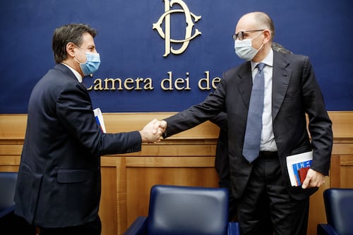 Un selfie con David Sassoli: Giuseppe Conte ed Enrico Letta si devono far notare a tutti i costi. Superato ogni limite