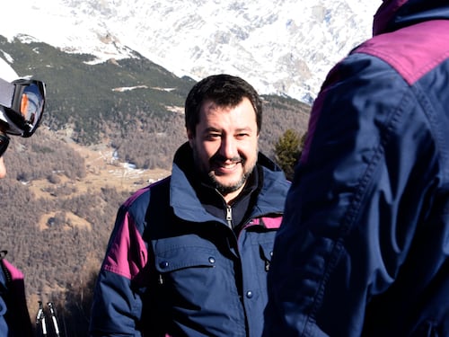 Il governo avverte i sindaci ribelli. Salvini: traditori, non arretro