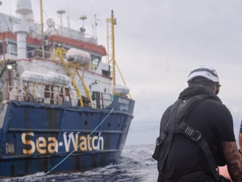 La Sea-Watch non si ferma e i libici sparano. Salis & Co. contro Meloni ma dimenticano un "dettaglio"....
