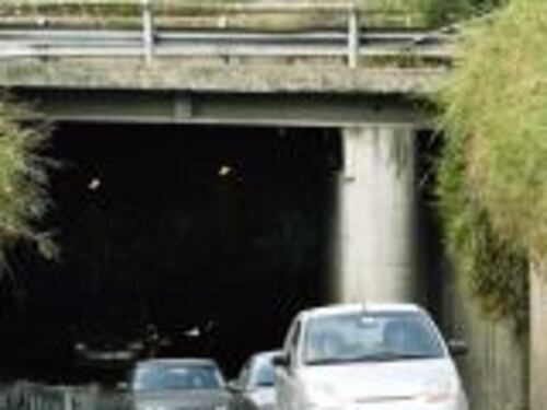 Lanciano sasso dal cavalcavia Colpita l'auto di una donna