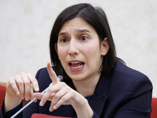 Schlein scarica l’agente indagato: “Verificare l’uso della forza”. E fa campagna per il referendum