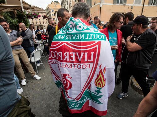 Roma-Liverpool, l'invasione dei Reds in centro tra cori e alcol (nonostante il divieto)