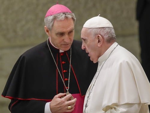 Papa Francesco riceve padre Georg, faccia a faccia dopo gli attacchi