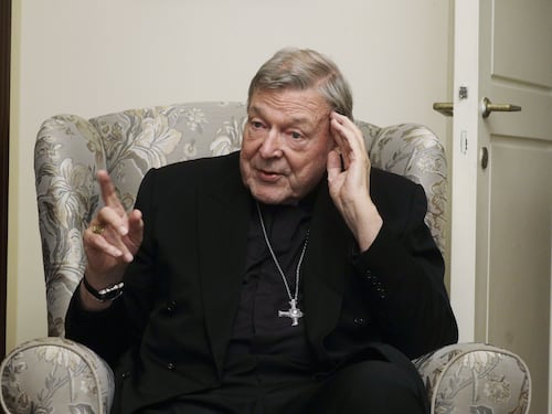 Le ultime parole del nemico Pell: “Un complotto”. E in Vaticano sussurrano: “Becciu aprì alla destra”